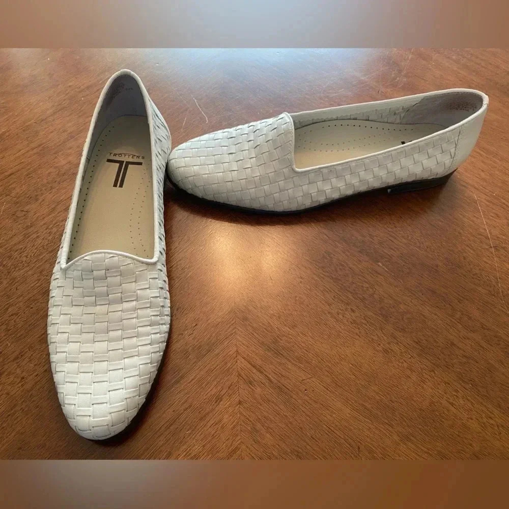 Trotters Liz Woven Minimalist White Luxurious Leather Career Loafer Womens 9 EUC